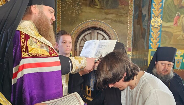 Μοναχική κουρά στη Μονή Αγίου Γεωργίου του χωριού Κρίβα. Φωτογραφία: Επισκοπή Χουστ.