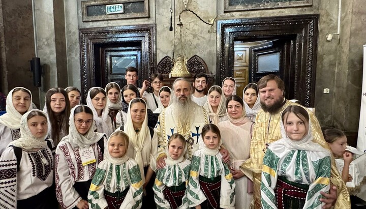 Буковинську молодь на зібрання в Румунії супроводжував протоієрей Миколай Попеску. Фото: Фейсбук вірян Чернівецької єпархії