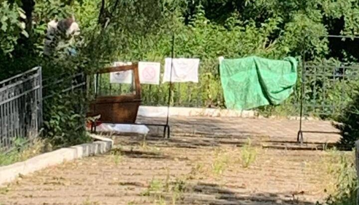 Σχετικά με τις βεβηλώσεις των λειψάνων στη Λαύρα