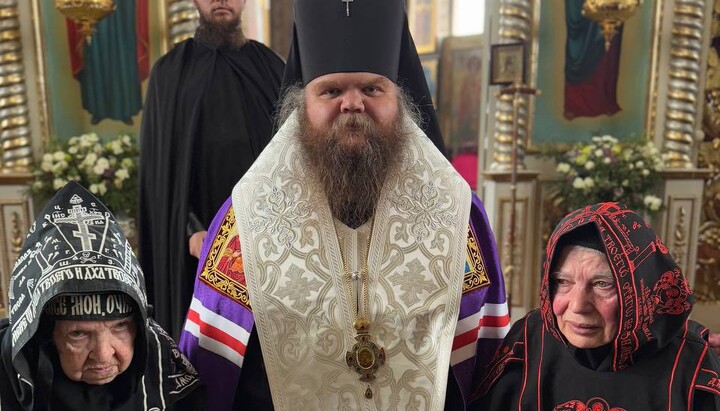 Αρχιεπίσκοπος Ζγκούροβσκι Αμβρόσιος με τις σχημνίτισσες. Φωτογραφία: Μονή Μεταμορφώσεως στο χωριό Κνιαζίτσι