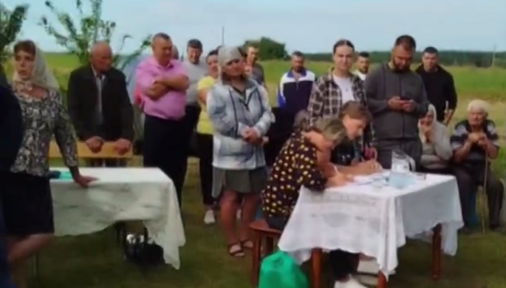 Собрание по «переводу» религиозной общины УПЦ в ПЦУ в селе Миньковцы. Фото: «Дозор»