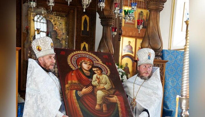 Священники с образом иконы Божией Матери в Святогорской Лавре. Фото: официальный сайт обители