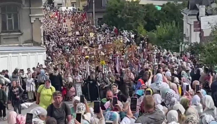 Вхід хресного ходу в Почаївську лавру. Фото: СПЖ