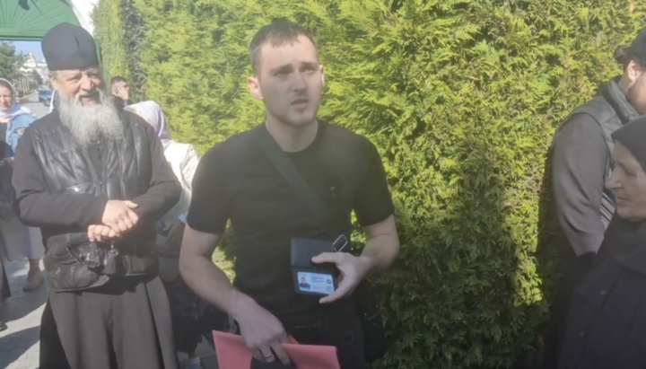 Ερευνητής στο νεκροταφείο Ποτσάεφ. Φωτογραφία: ТГ-κανάλι «Λιτανεία του Ποτσάεφ 2024-2025»