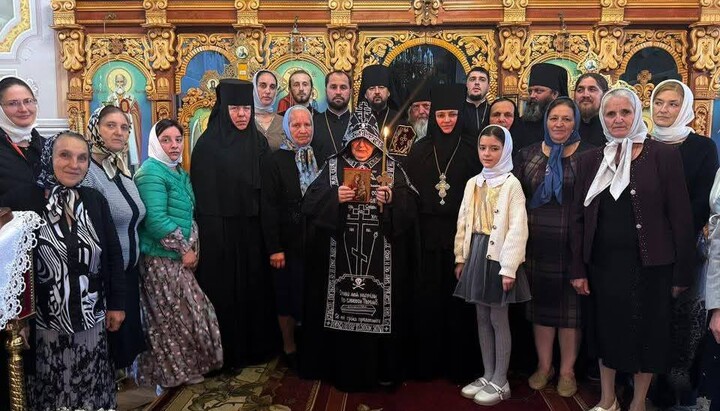 Schema-nun Nina with sisters and believers after the tonsure ar the St. John the Theologian Convent of the UOC. Photo: uoc-news