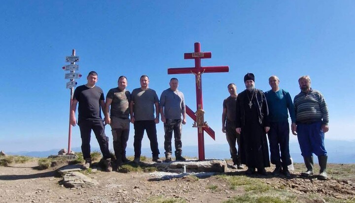 Στο όρος Μπλιζνίτσα οι ενορίτες του ναού της Ουκρανικής Ορθόδοξης Εκκλησίας εγκατέστησαν προσκυνηματικό σταυρό
