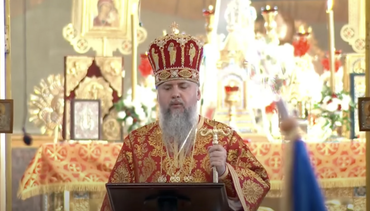 Думенко читает проповедь в захваченном у УПЦ соборе Черкасс. Фото: ПЦУ