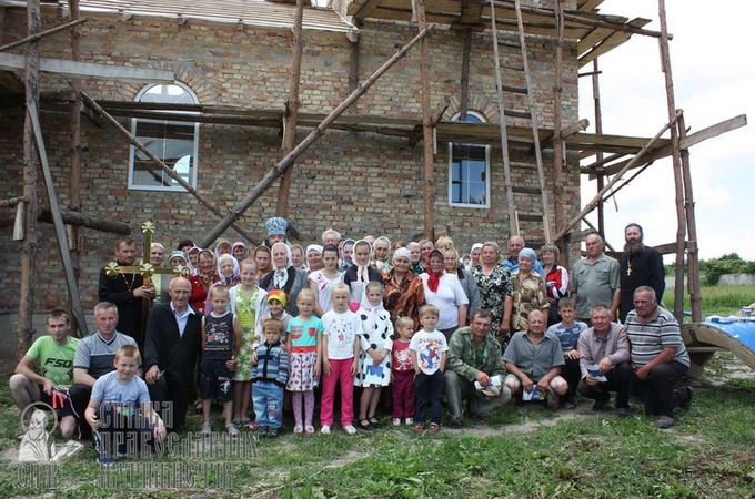 У селі, де відібрали церкву, віряни УПЦ майже за рік збудували величезний храм