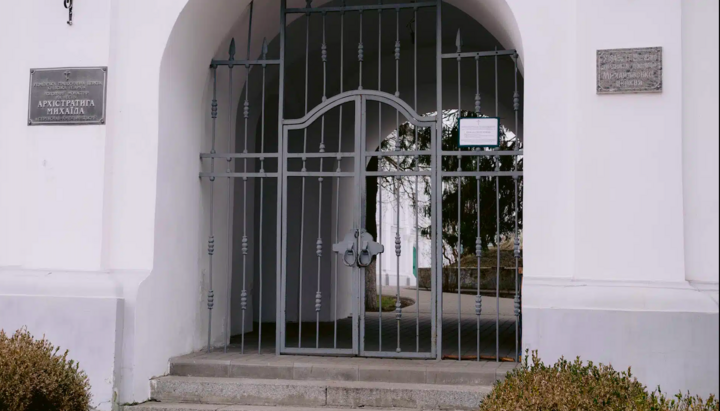 Закрытые ворота храма Архистратига Михаила в Переяславе, Киевская область. Фото: Proslav.info