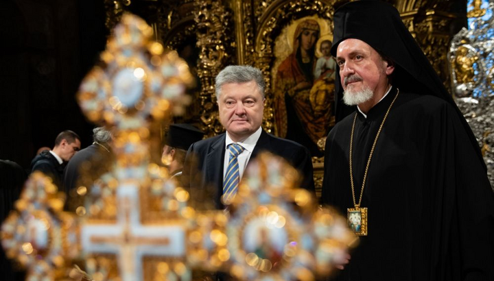 Митрополит Эммануил и Порошенко на «Объединительном соборе ПЦУ». Фото: УНИАН