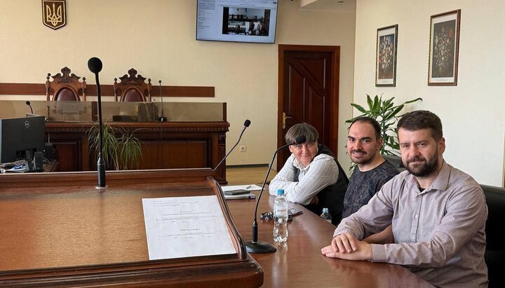 Гей-пара в Апелляционном суде Киева. Фото: informator.ua