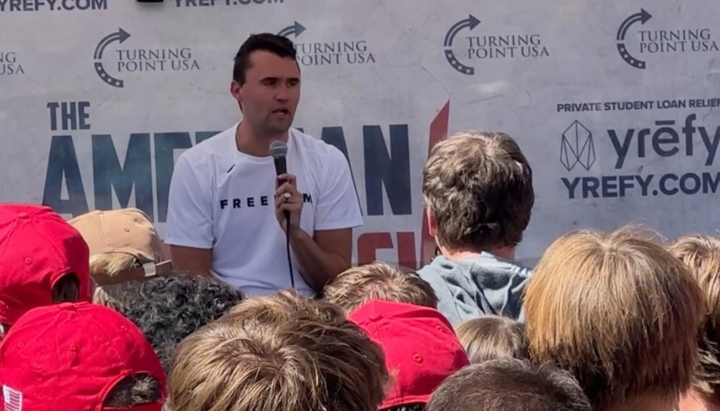 Скриншот видео в социальных сетях показывает, как Чарли Кирк выступает в Университете долины Юты за несколько минут до того, как его застрелили. Фото: Reuters