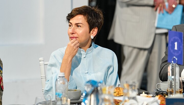 Η Κοβάλσκαγια τρώει στο προσευχητικό πρωινό. Φωτογραφία: Φέισμπουκ της Κοβάλσκαγια