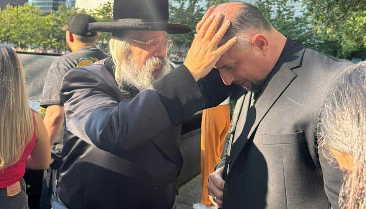 Rabbi blesses the Patriarchate of Constantinople protopresbyter. Photo: National Herald