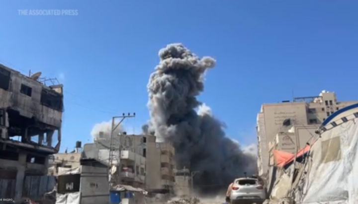 Взрыв после авиаудара в городе Газа, 5 сентября 2025 года. Фото: AP