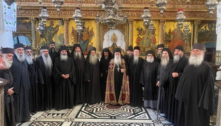 Noul egumen al Sinaiului cu frații. Fotografie: jerusalem-patriarchate