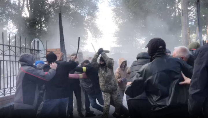 Штурм бойовиків ПЦУ собору в Черкасах. Фото: СПЖ