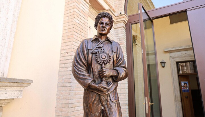 Памятник канонизированному Католической Церковью святому Карло Акутису. Фото: delfi