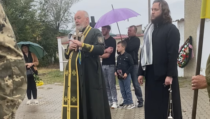 OCU clergy at the funeral of an AFU soldier in the village of Novoselivka, Odesa region. Photo: a screenshot from Facebook video