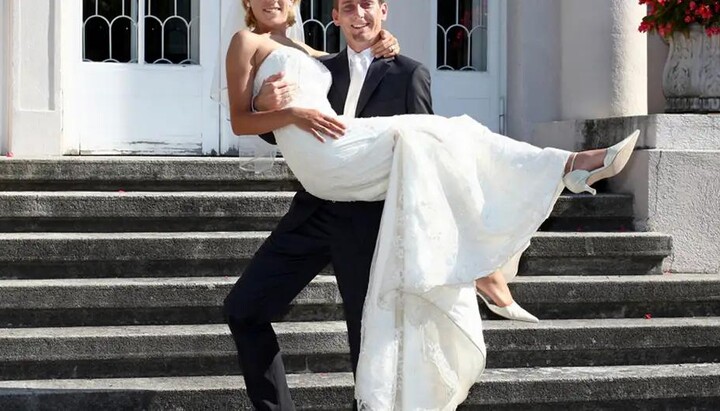 A groom carries his bride after the wedding ceremony. Illustrative photo: Deutsche Welle