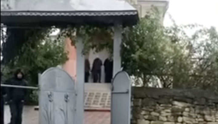 В Керстенцах сторонники ПЦУ пытаются пробраться в Преображенский храм. Фото: «Вірні Чернівецько-Буковинської єпархії УПЦ»