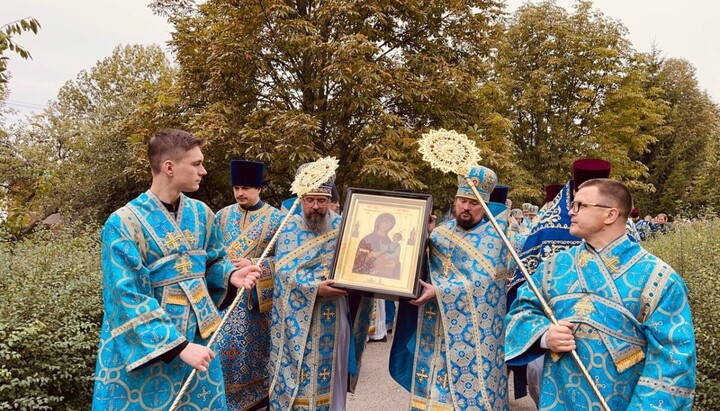 A procession with the Mhar Icon of the Mother of God. Photo: Poltava Eparchy