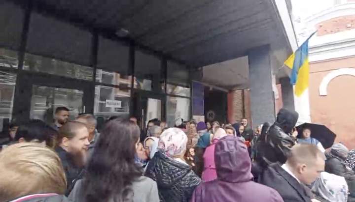 Πιστοί της Ουκρανικής Ορθόδοξης Εκκλησίας έξω από το κτίριο του δικαστηρίου. Φωτογραφία: ΕΟΔ