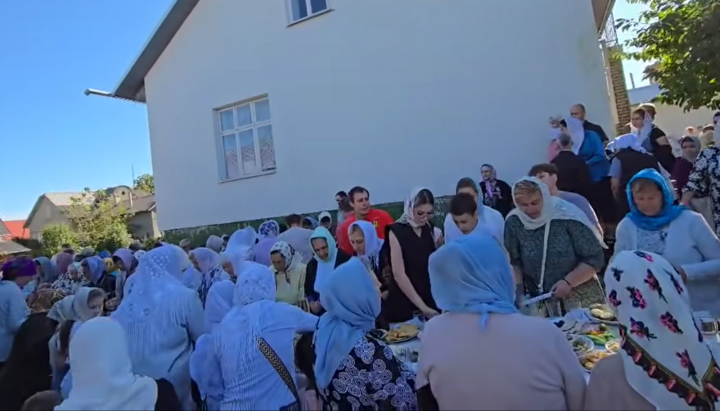 Віряни приходу УПЦ на честь Різдва Пресвятої Богородиці міста Заставна біля домової церкви. Фото: скріншот відео Фейсбук вірян Чернівецько-Буковинської єпархії