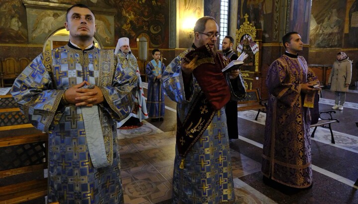 “Service” of the OCU in the Cherkasy Cathedral seized from the UOC on the Intercession Feast. Photo: OCU