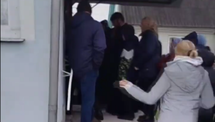 Захват храма Рождества Пресвятой Богородицы УПЦ в селе Миньковцы. Фото: скриншот видео Дозор