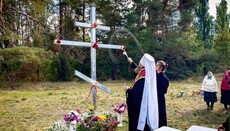 A roadside cross destroyed by OCU activists restored in Kedyna Hora