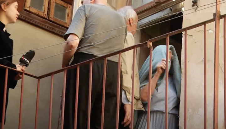 Прихожане закрывают лица от журналистов. Фото: НТА