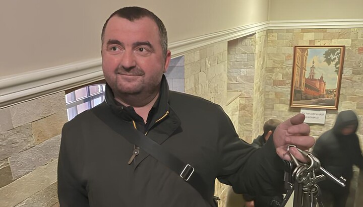 Древняк с ключами от захваченного храма УПЦ. Фото: Еспресо