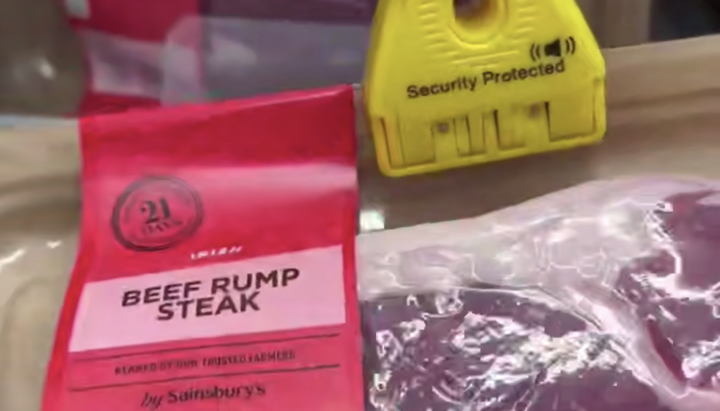 Carne cu etichetă antifurt. Fotografie: Instagram Arhipova