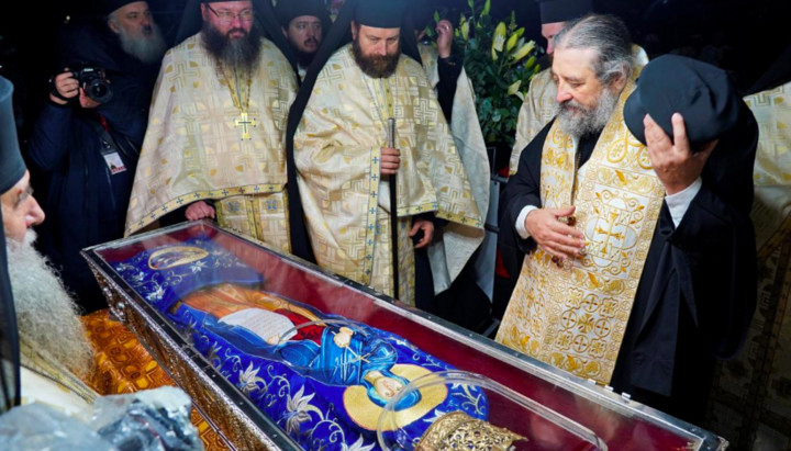 Mutarea moaștelor Sfintei Parascheva în baldachinul de la Catedrala Mitropolitană din Iași. Fotografie: Flaviu Popa/doxologia.ro.