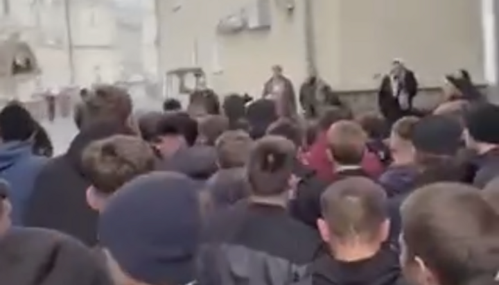 В Почаеве семинаристы вытесняют захватчиков. Фото: СПЖ