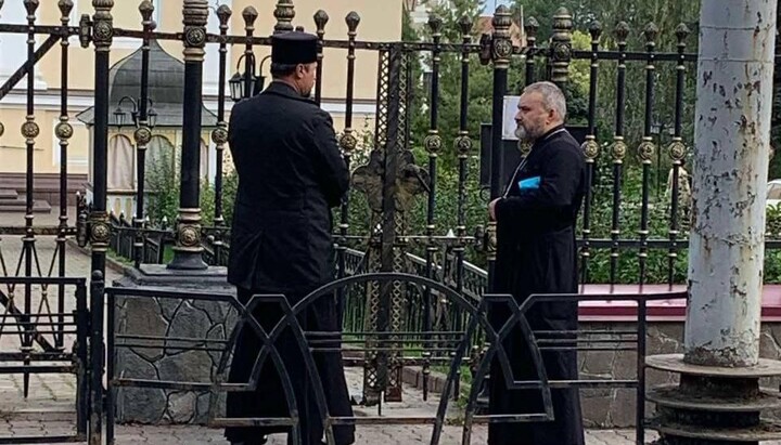 Провокатори ПЦУ під Свято-Духівським собором у Чернівцях. Фото: СПЖ