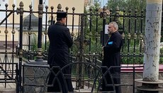 У Чернівцях провокатори ПЦУ прийшли до собору УПЦ «відслужити молебень»