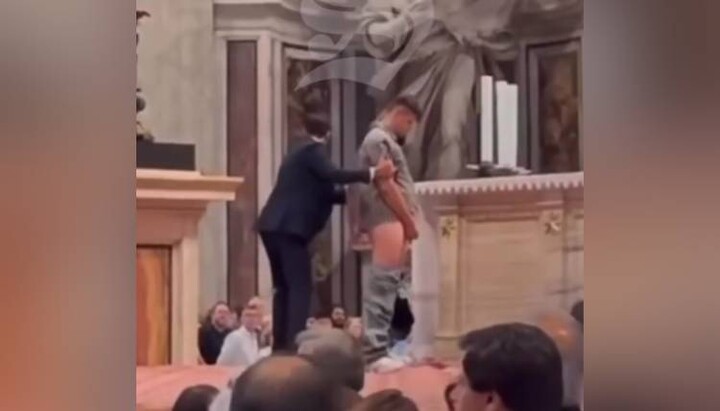 Мужчина в базилике Святого Петра. Фото: Silere non possum