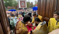 Во Владимире после опечатывания собора его община молится на улице