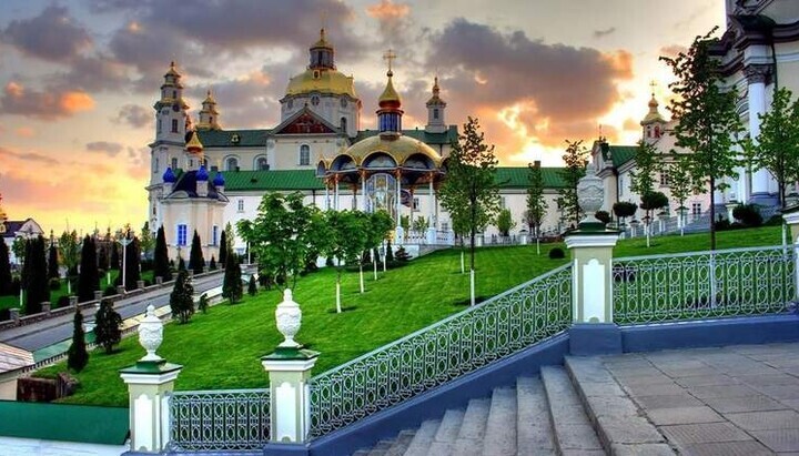 Lavra Adormirei Maicii Domnului din Poceiaev la apus de soare, regiunea Ternopil. Fotografie: zaxid.net