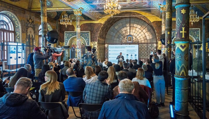 У Лаврі влада з'ясовувала, чи стали українці споживати більше українського контенту. Фото: лаврський заповідник