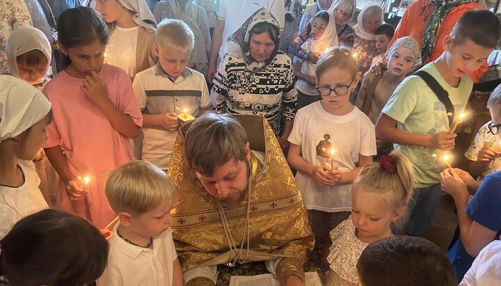Протоиерей Дионисий Денисенко с прихожанами. Фото: Фейсбук Пантелеимоновского храма УПЦ в Вышгороде