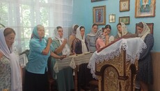 У Ставчанах громада УПЦ після захоплення храму молиться в хаті