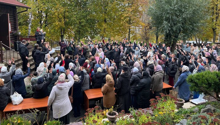 Прихожани Пантелеймонівського храму голосують за вірність УПЦ. Фото: 