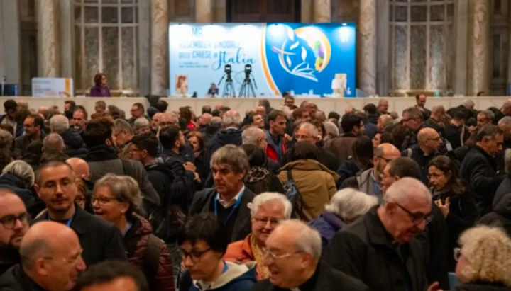 Στην Ιταλία, η συνέλευση της Ρ/Καθ. Εκκλησίας κάλεσε τους επισκόπους να αναγνωρίσουν την ΛΟΑΤΚΙ κοινότητα και τη διακονία των γυναικών