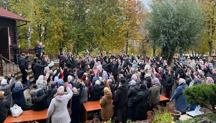 Οι πιστοί στο Βίσιγκοροντ δήλωσαν επίσημα την απόρριψη του κληρικού της OCU