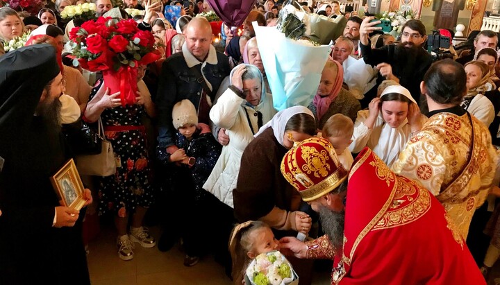 Στην Μπάντσενι εκατοντάδες πιστοί ήρθαν να συγχαρούν τον μητροπολίτη Λόνγκιν για την ονομαστική του εορτή.