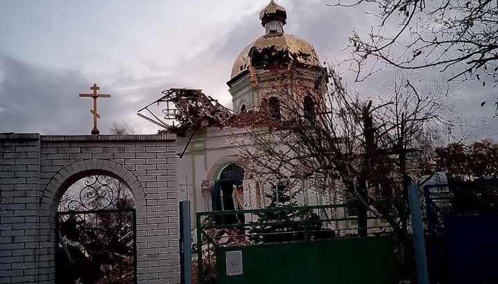 Ο ναός της Ιεράς Μονής Κοιμήσεως της Θεοτόκου της Ουκρανικής Ορθόδοξης Εκκλησίας καταστράφηκε από βομβαρδισμό στο Πριμόρσκοε.