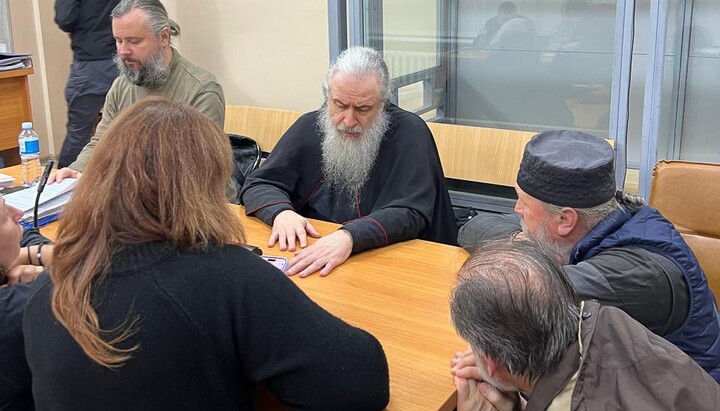 Η δίκη του μητροπολίτη Αρσενίου συνεχίζεται ήδη για περισσότερο από ενάμιση ημέρα